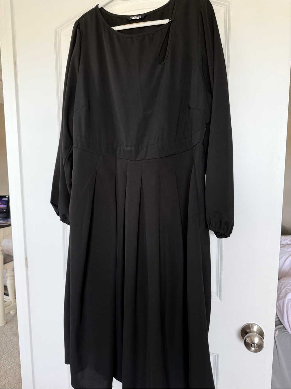 BloomChic Black Long-Sleeve Pleated Midi Dress